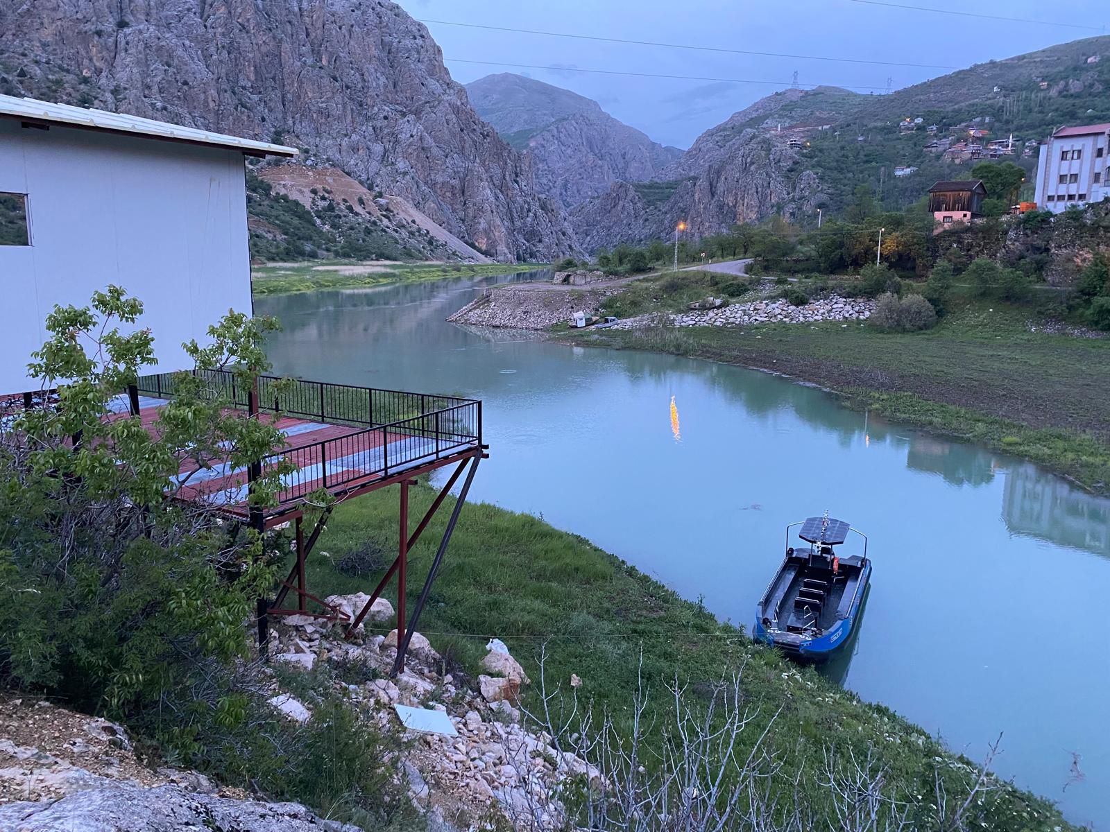 Erzincan Kemaliye Tekne Turu - Karanlık Kanyon Manzarası